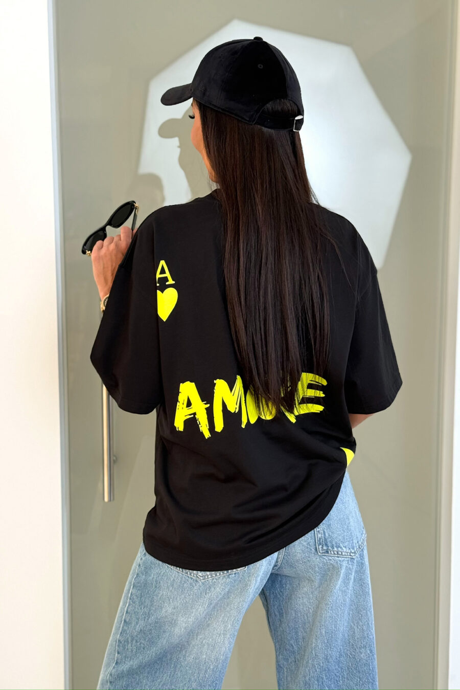 T-shirt damski AMORE – czarny z żółtym nadrukiem
