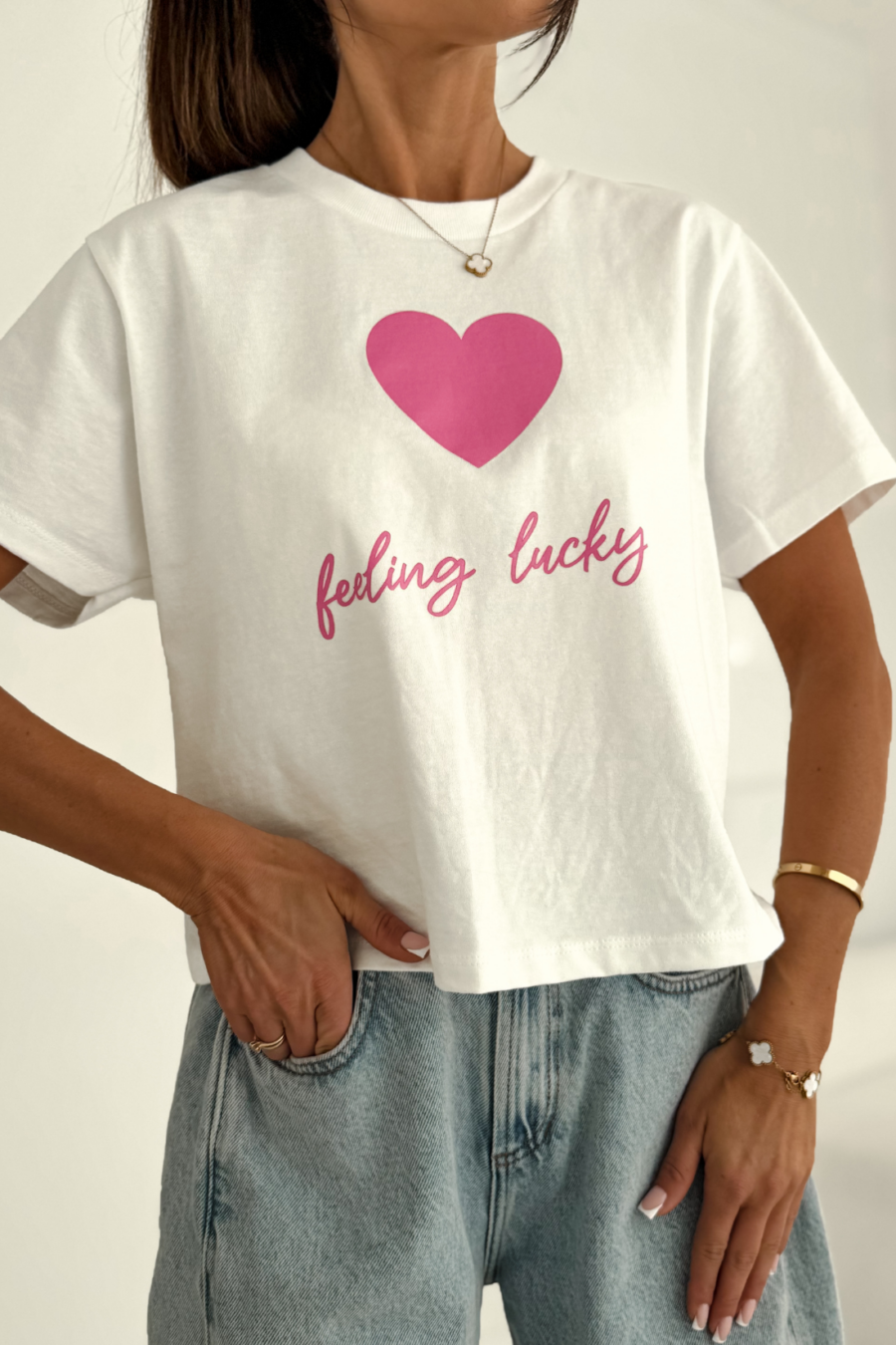 T-shirt damski Feeling Lucky – biały z różowym nadrukiem