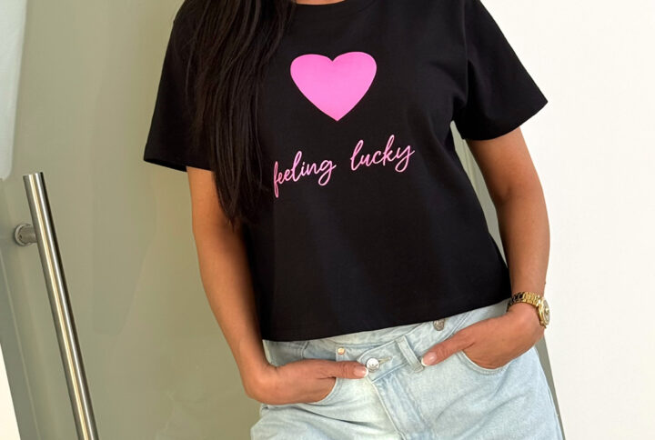 T-shirt damski FEELING LUCKY – czarny z różowym nadrukiem