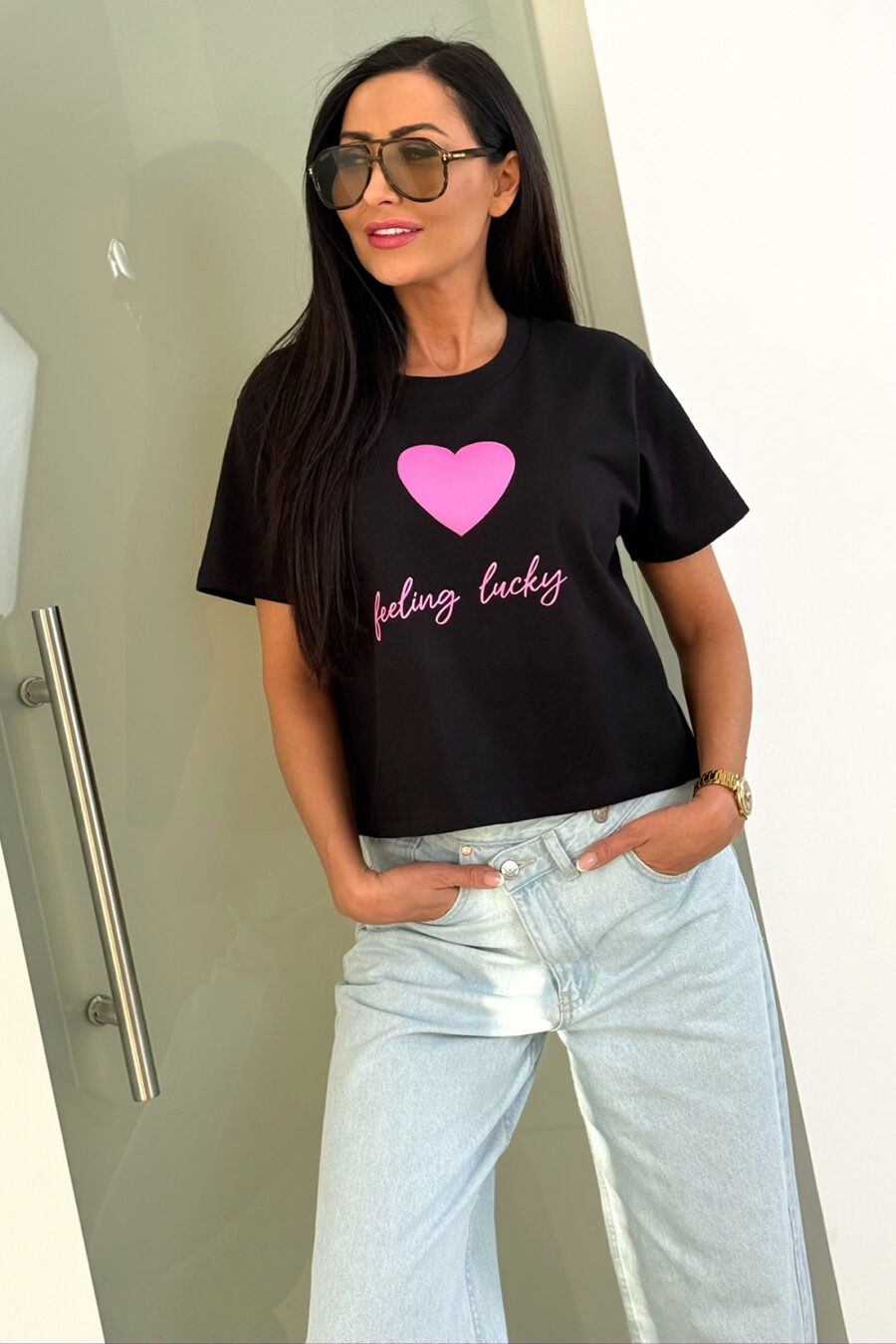 T-shirt damski FEELING LUCKY – czarny z różowym nadrukiem