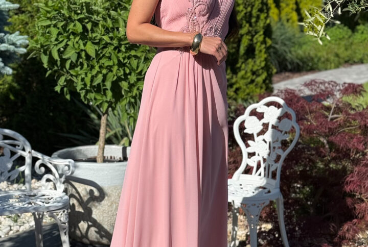 Sukienka Maxi Pudrowy Róż Plus Size – zdobiona aplikacją – BH 5391