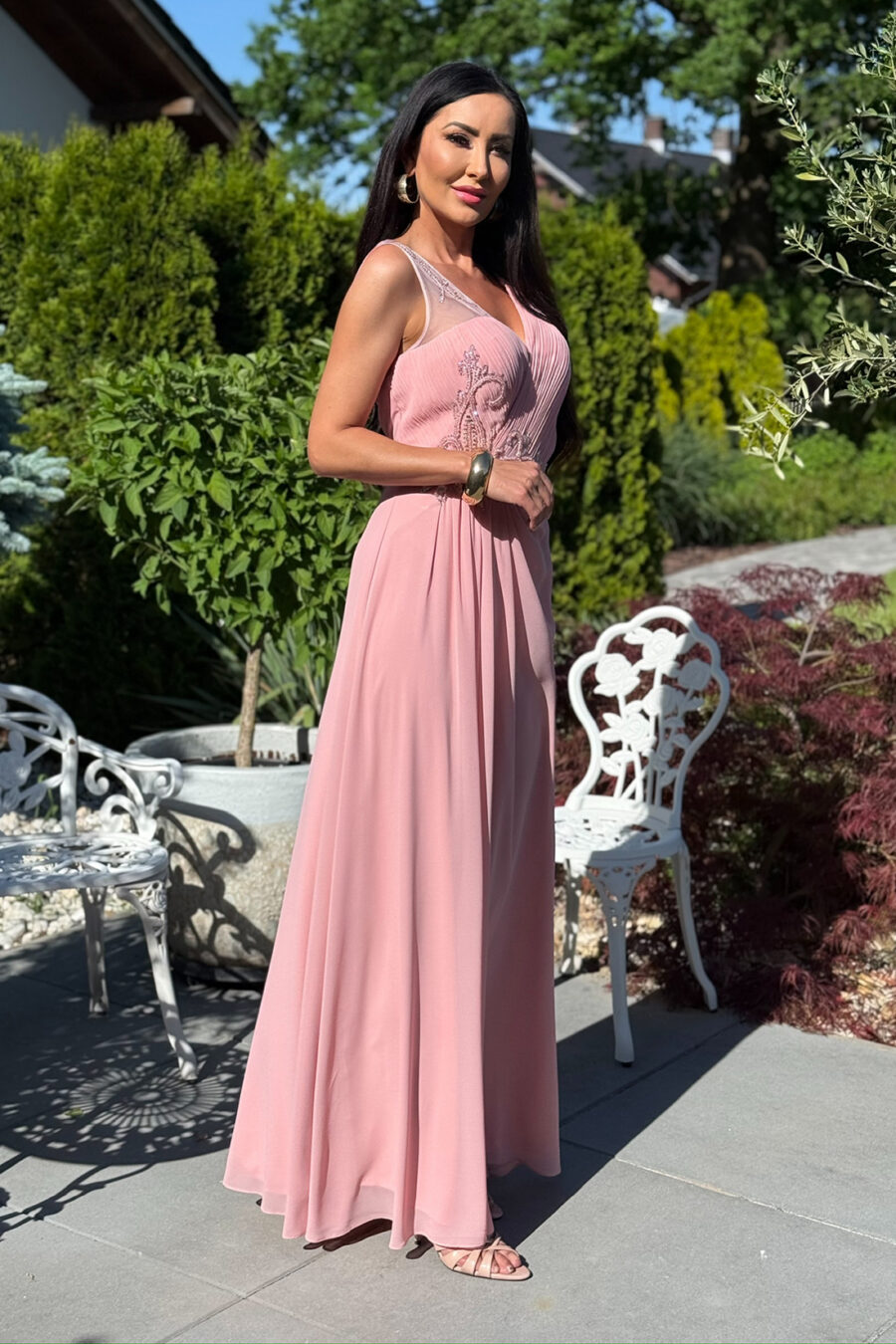 Sukienka Maxi Pudrowy Róż Plus Size – zdobiona aplikacją – BH 5391
