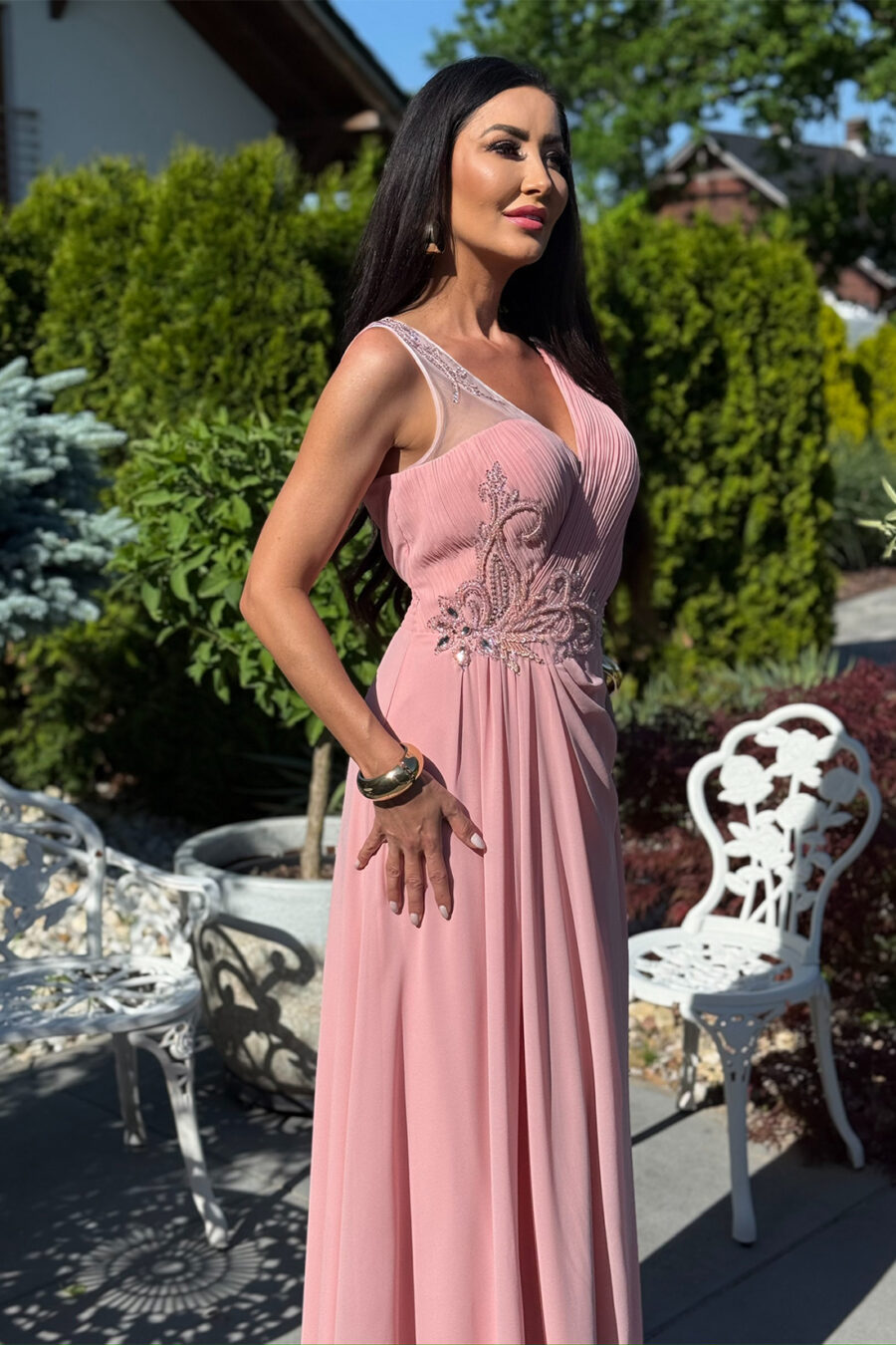 Sukienka Maxi Pudrowy Róż Plus Size – zdobiona aplikacją – BH 5391