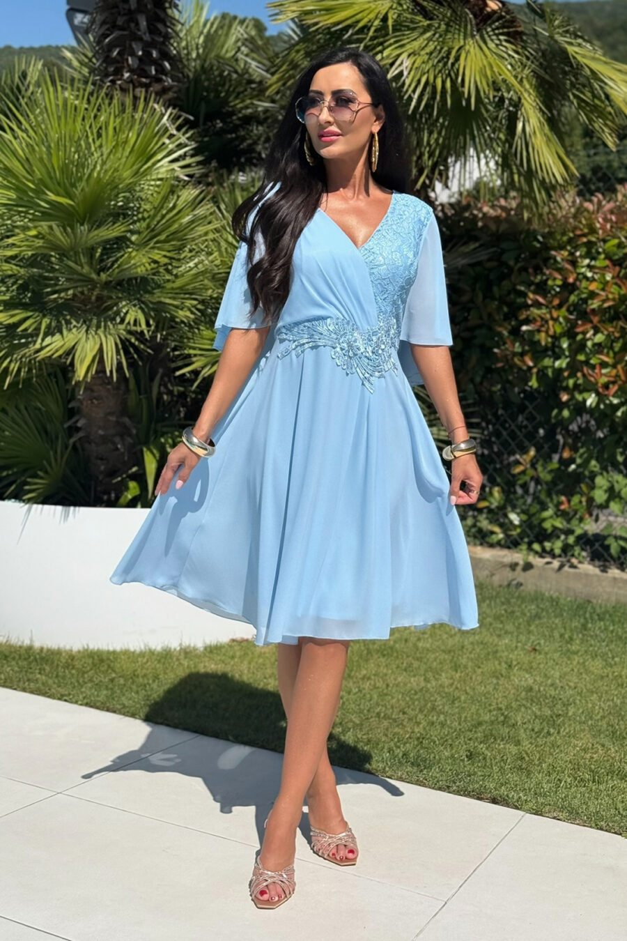 Sukienka midi w kolorze błękitnym Plus Size - BH 640-1