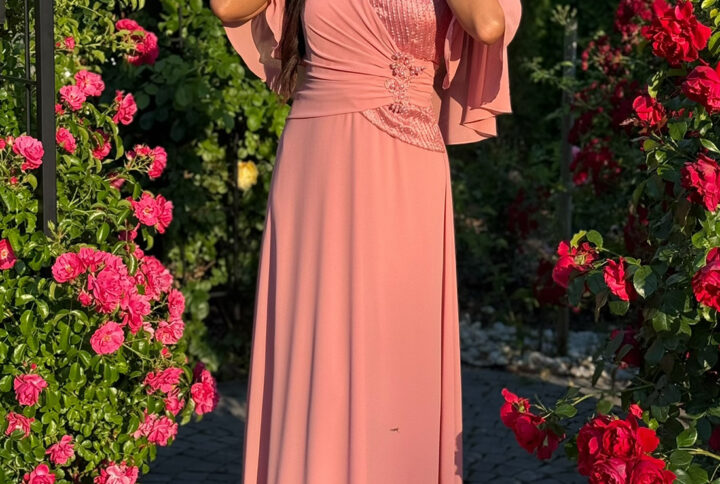 Sukienka Maxi Plus Size – pudrowy róż – BH539